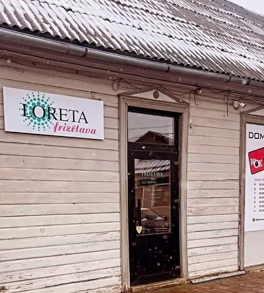 Frizētavas ieeja ar izkārtni „Loreta frizētava”